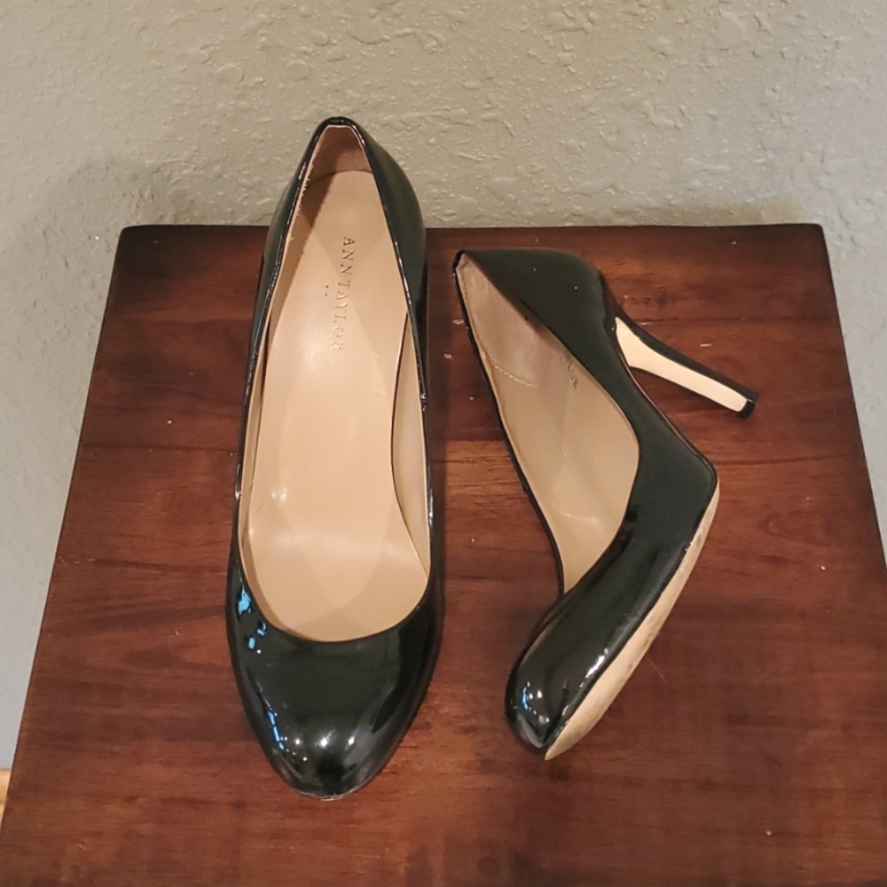 Ann Taylor Pumps in Patent Black - Size 7